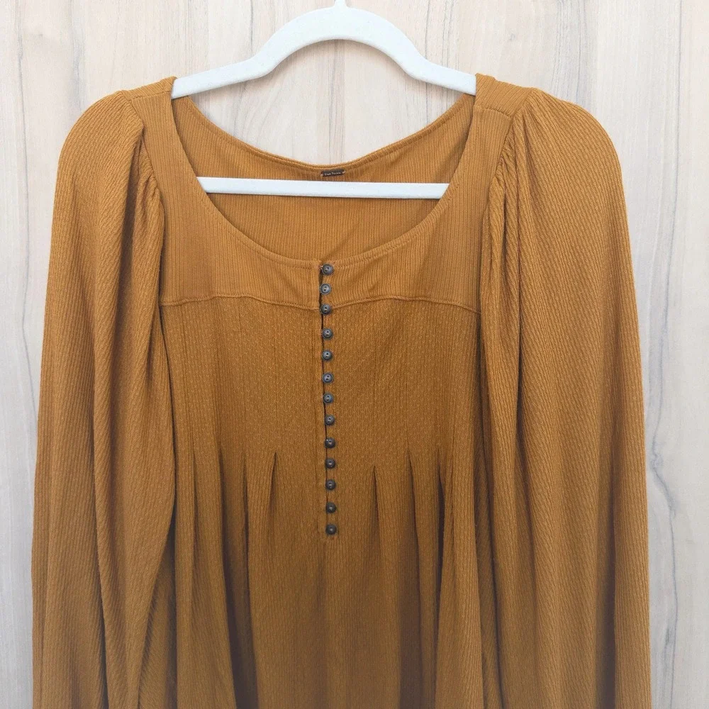 Free People features square